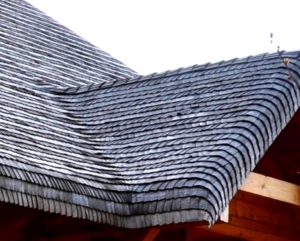 dach osikowy w domu z bali, naturalne poszycie